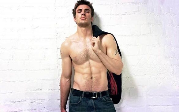 بڑھے ہوئے عضو تناسل کے ساتھ سیکسی آدمی