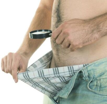 ایک آدمی اپنے عضو تناسل کا معائنہ کرتا ہے اور اسے بڑا کرنا چاہتا ہے۔